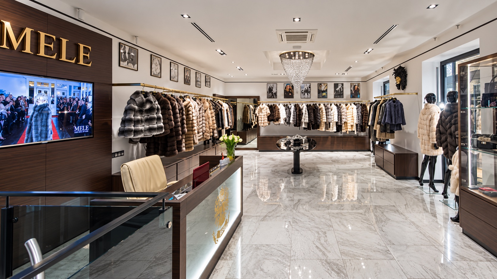 2015 — Il marchio varca i confini nazionali: a Riga, in Lettonia, apre la boutique Mele…