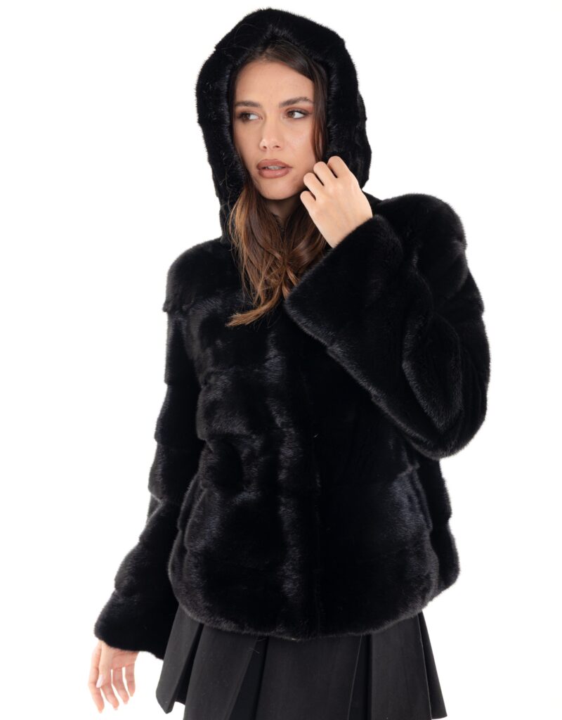 Modello Tonia black cappuccio