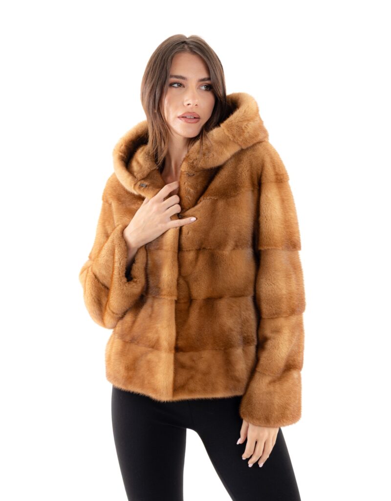 Modello Tonia gold collo cappuccio